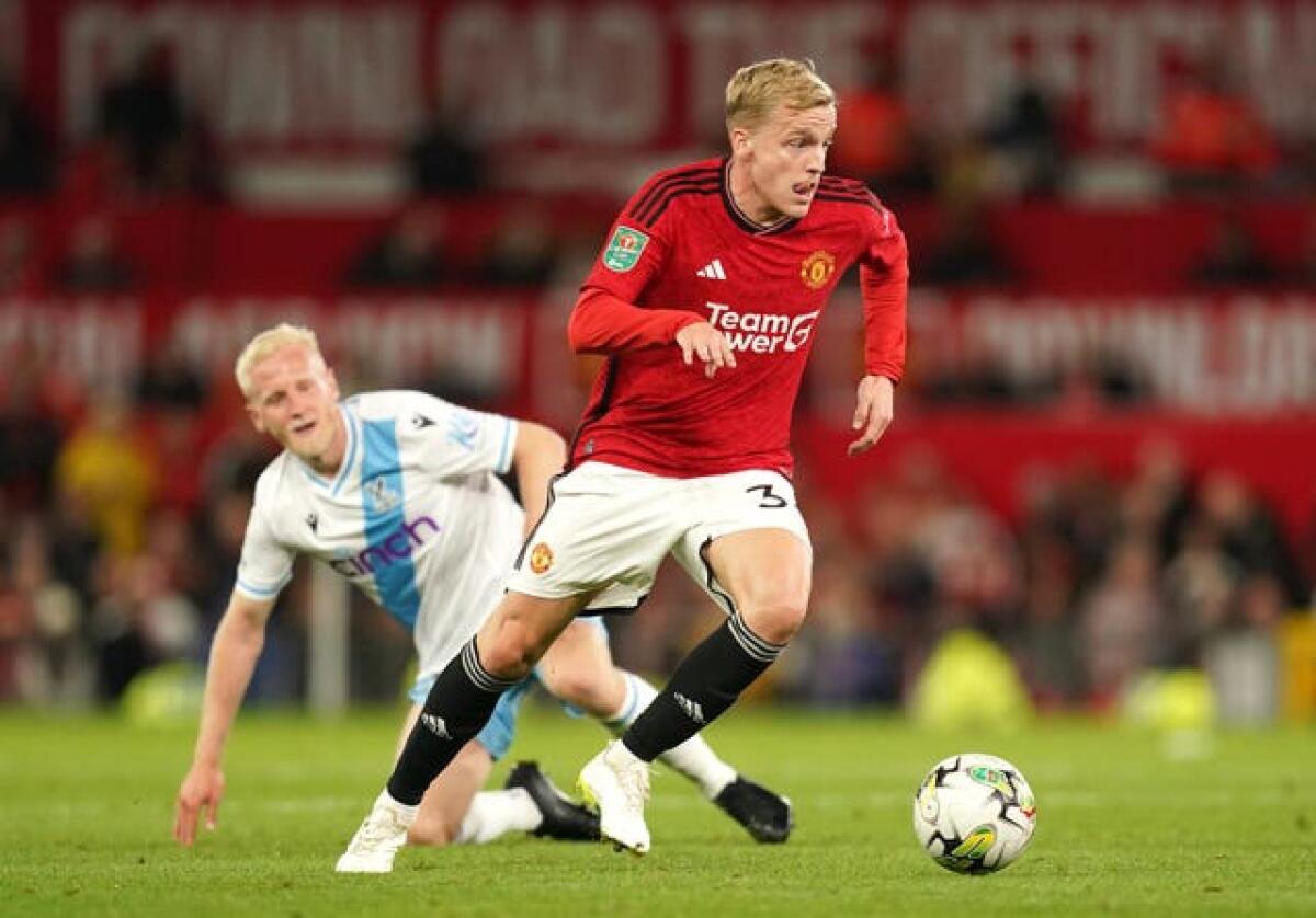 Man Utd midfielder Donny Van De Beek set for Eintracht Frankfurt loan in January | Anglo Celt