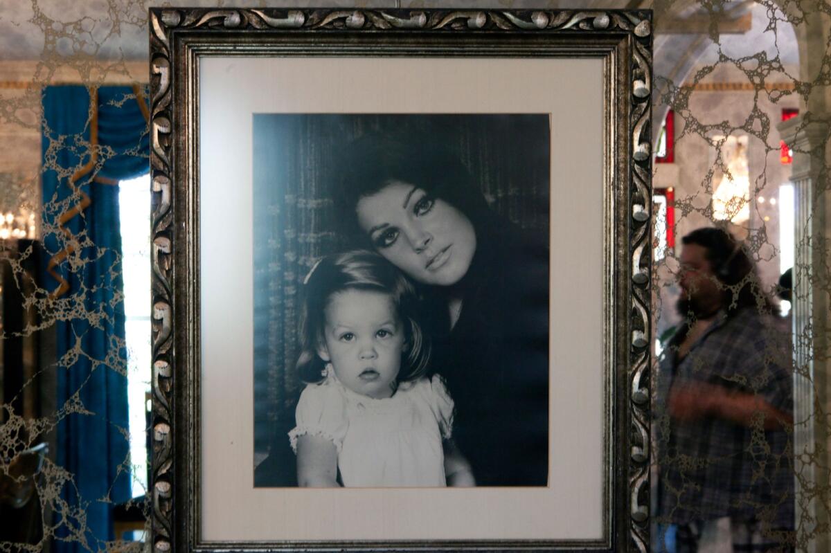 A picture of Lisa Marie Presley as a child with her mother Priscilla at Graceland