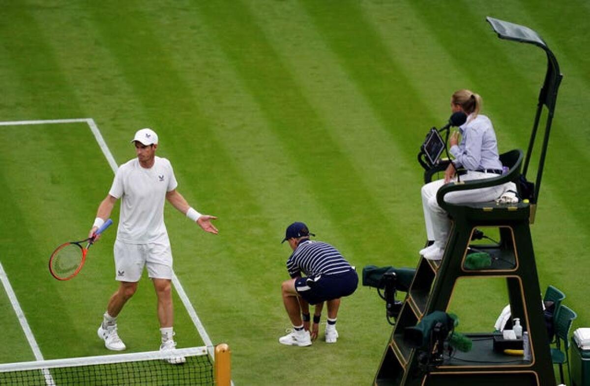 Andy Murray speaks to the umpire 