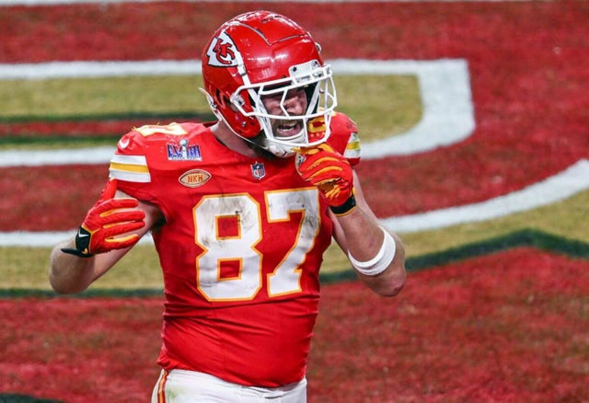 Travis Kelce playing American football for Kansas City Chiefs