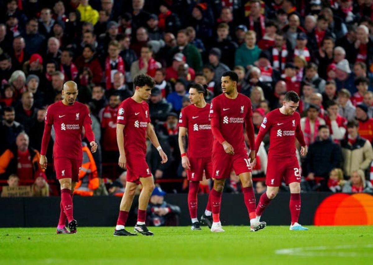 Liverpool players appear dejected 