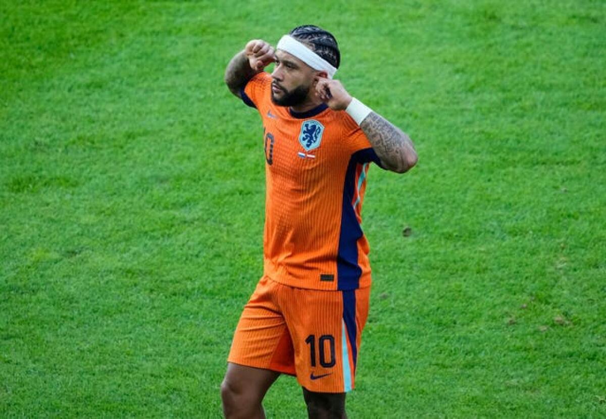 Memphis Depay of the Netherlands celebrates after scoring his side’s second goal against Austria