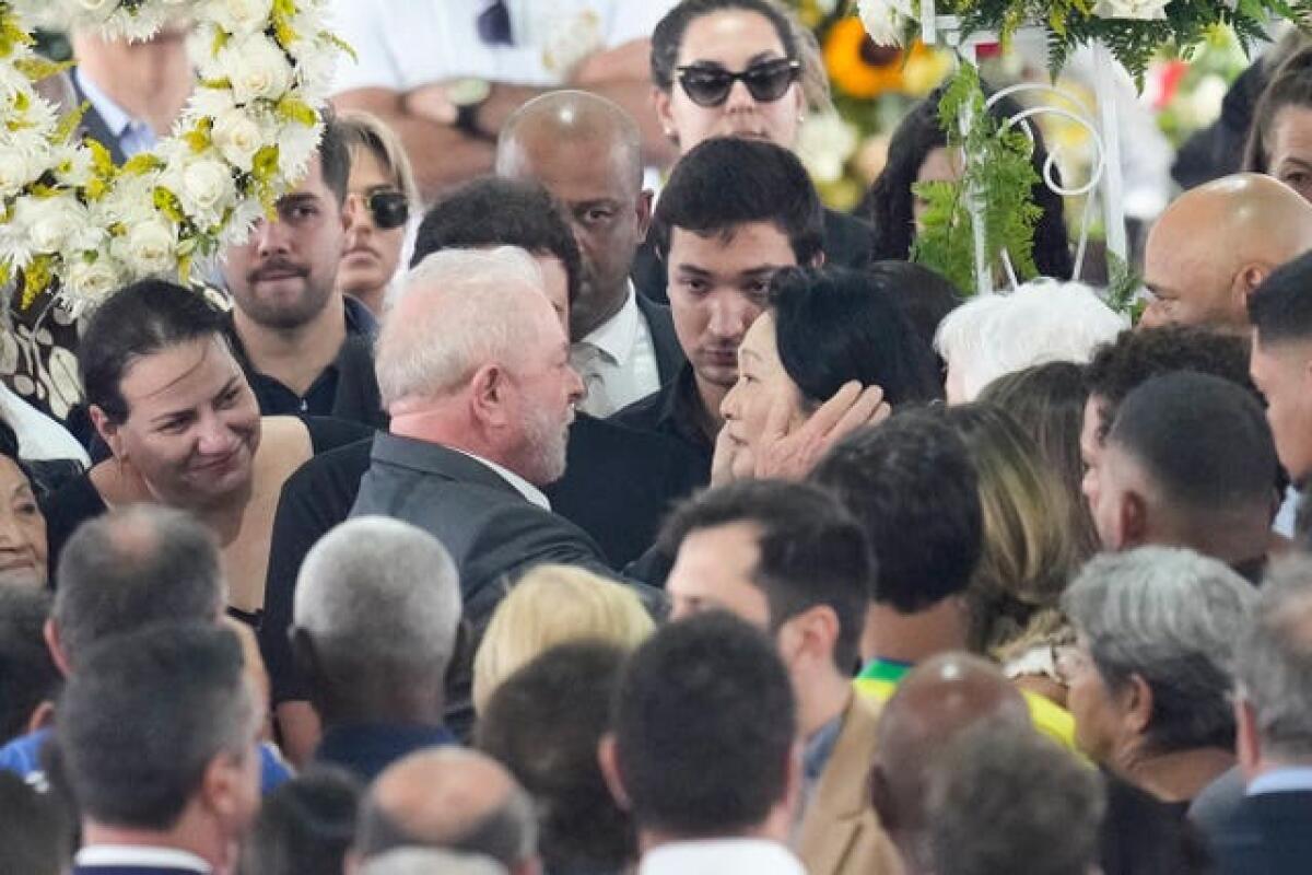 Brazil president Luiz Inacio Lula da Silva gives condolences to Marcia Aoki, widow of the late Brazilian football player Pele, during a wake at Vila Belmiro stadium in Santos, Brazil