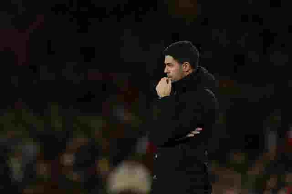 Mikel Arteta on the touchline