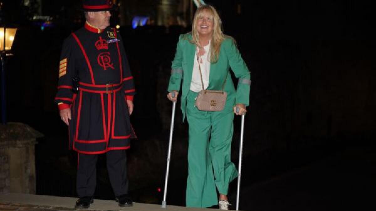 Penny Lancaster sofreu uma lesão no joelho durante uma turnê com o marido, Sir Rod Stewart