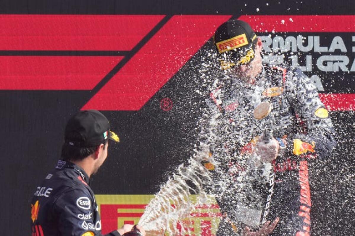 Sergio Perez, a sinistra, spruzza champagne su Max Verstappen sul podio del Gran Premio d'Italia