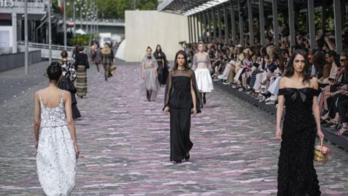 La Fashion Week de Paris continue d’attirer les stars dans la France en proie aux émeutes