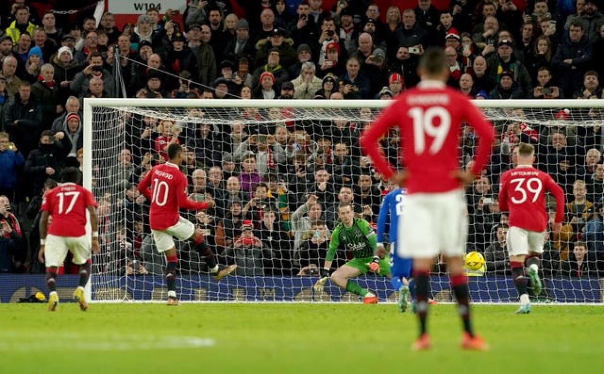 Marcus Rashford completes Manchester United's third-round win