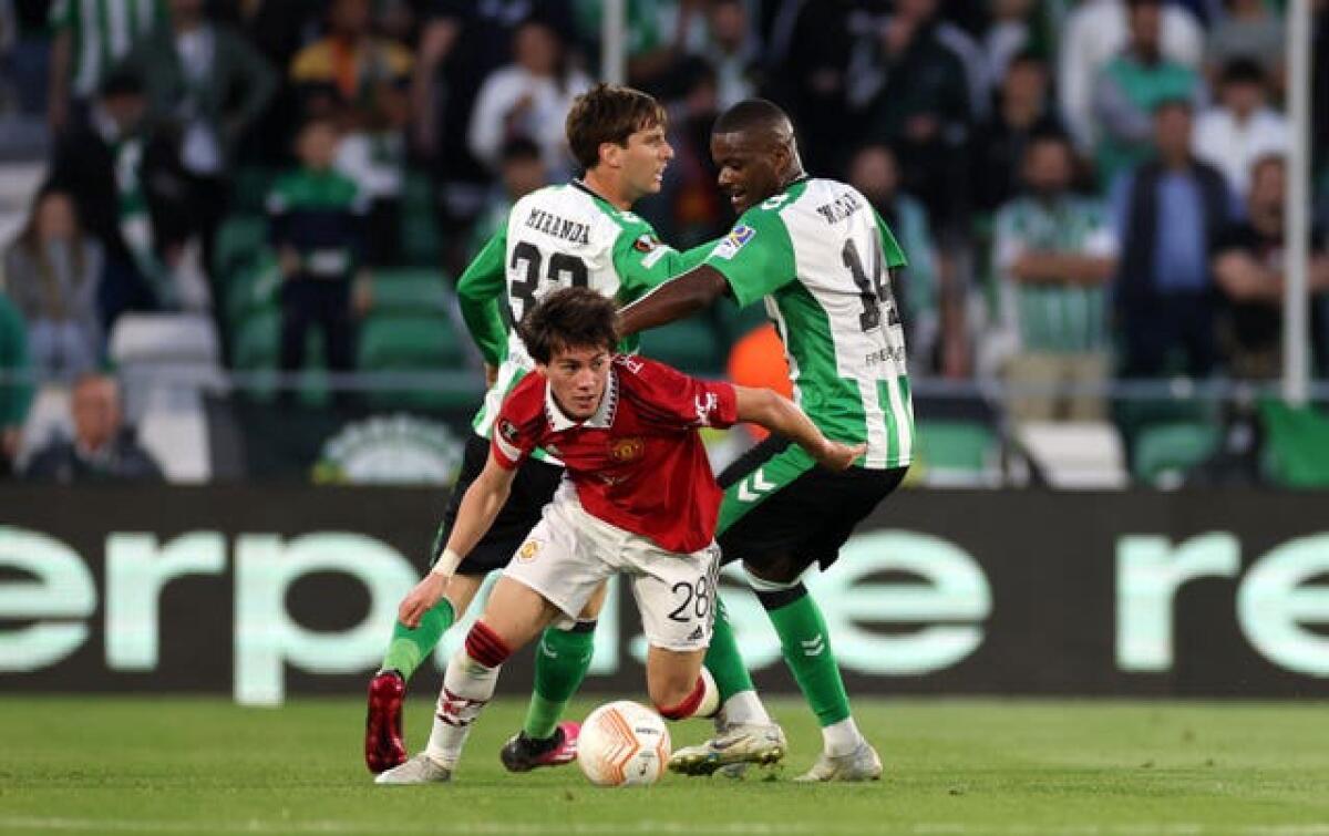 Facundo Pellistri evades two Real Betis players