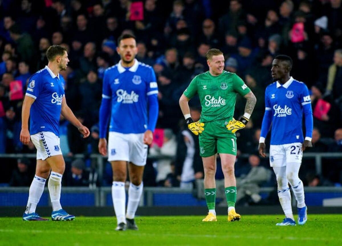 Everton players look dejected
